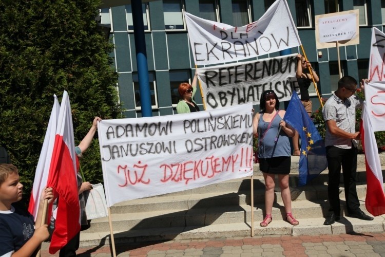 Kolejny dzień trwają protesty przeciwko budowie ekranów...