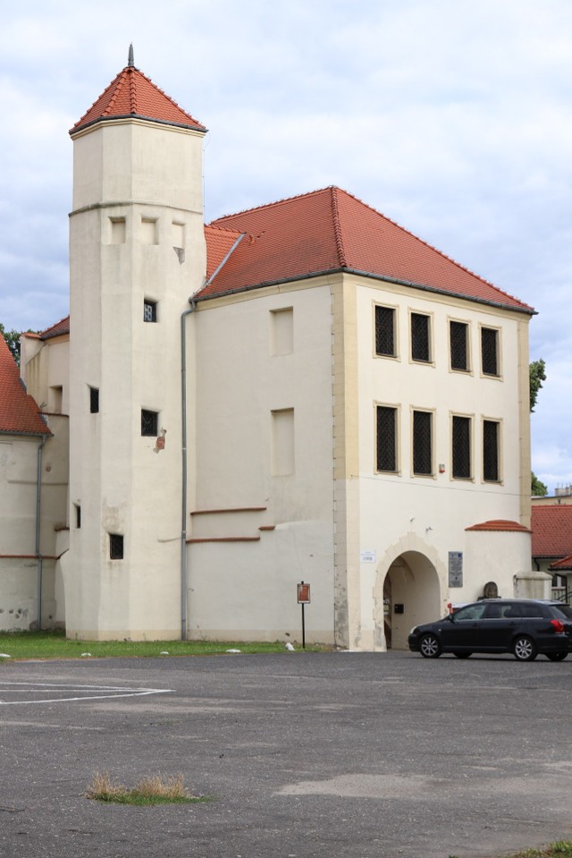 Czekający na remont Zamek Piastowski w Krośnie Odrzańskim to piękny zabytek z mnóstwem dóbr historycznych.