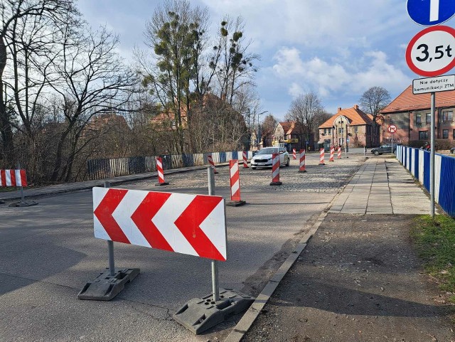 Ze względu na zły stan techniczny wiaduktu przy ulicy Zabrzańskiej w Bytomiu wprowadzono tymczasową organizację ruchu. Kierowcy muszą liczyć się z utrudnieniami. W planach jest remont wiaduktu.