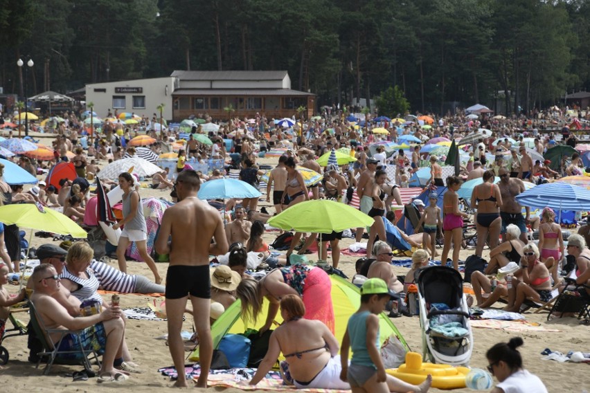 Bardzo dużo ludzi odpoczywało w sobotę, 15 sierpnia na plaży...