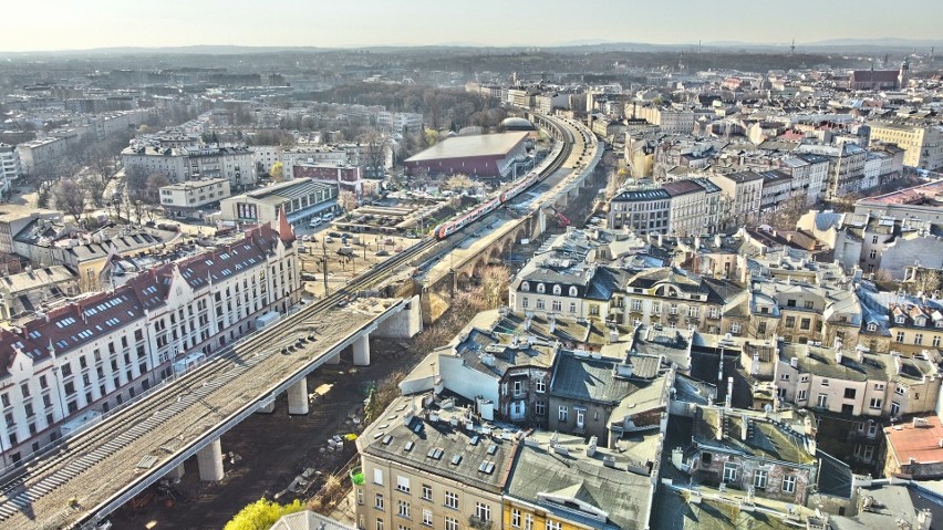 W centrum Krakowa trwa układanie nowych torów kolejowych na...