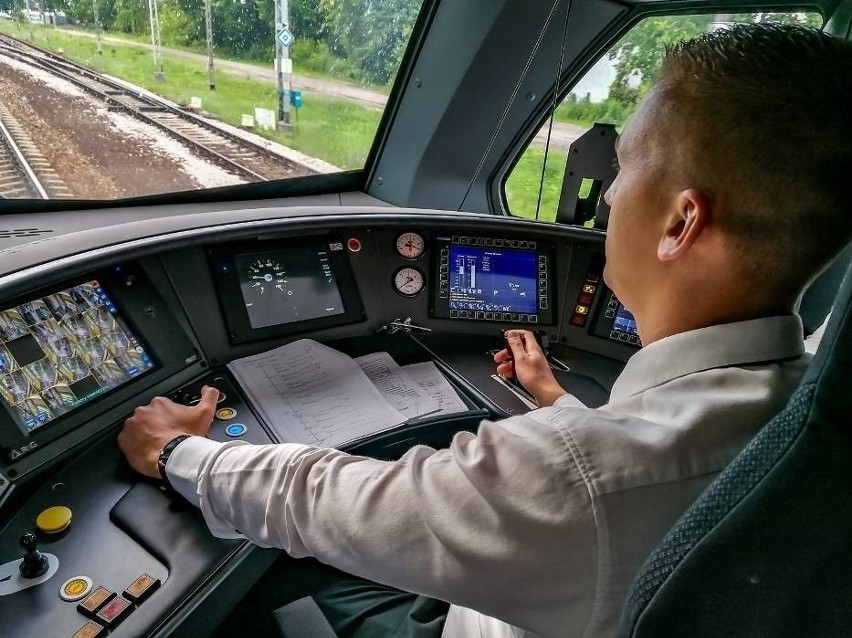 Maszynista zarabia miesięcznie brutto między 3 tys. 700 a 6...