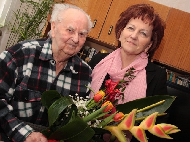 Wczoraj po sesji wiceprzewodnicząca rady Zofia Plewa odwiedziła Stefana Cyraniaka i wręczyła mu okazałą wiązankę kwiatów.