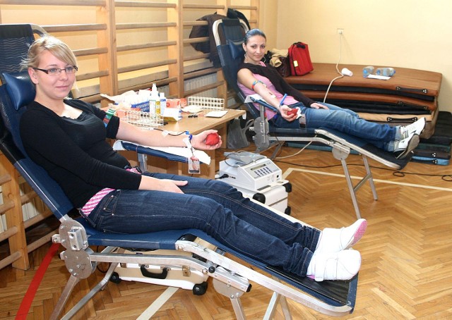 Monika Łacisz (na zdjęciu od lewej) w środę oddała krew pierwszy raz, jej koleżanka Izabela Pękala zdecydowała się na dar prosto z serca już po raz kolejny.