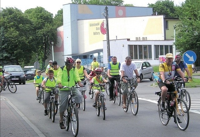 Podobne rajdy będziemy organizować rokrocznie. Mamy nadzieję, że nasze przesłanie dotrze w końcu do władz &#8211; mówi Henryk Zawadzki, na zdjęciupierwszy z prawej (na żółtym rowerze i w żółto-białej koszulce).