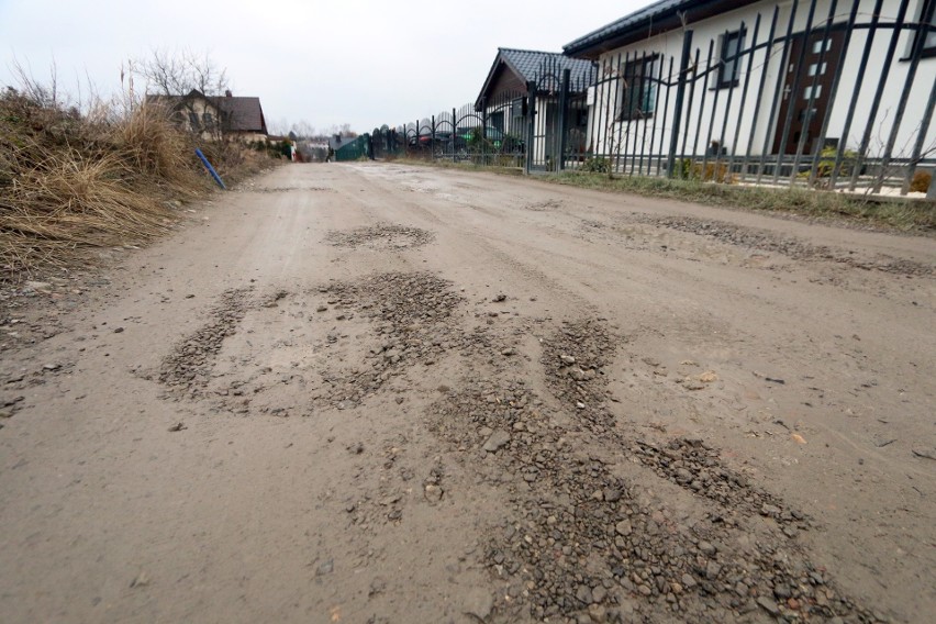 Mieszkańcy Skowronkowej chcą asfaltu. „Na wsiach mają lepsze drogi”