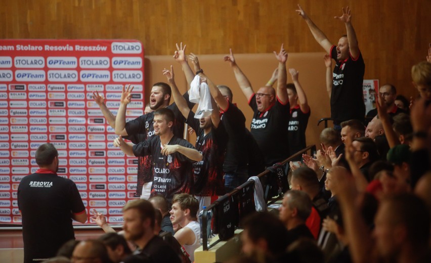 Pełna hala kibiców! Koszykarze OPTeam Stolaro Resovii wygrali z Basket Hills Bielsko-Biała 102:71. Zobacz zdjęcia
