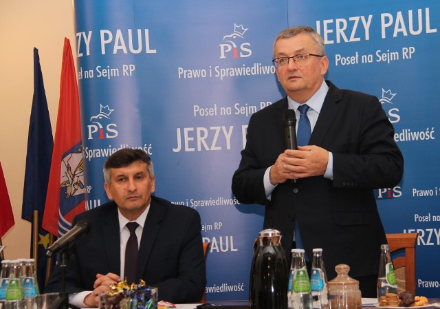 Minister infrastruktury Andrzej Adamczyk (nz. z prawej) na spotkaniu w Leżajsku zapowiedział budowę ronda w Kopkach. Obok poseł PiS Jerzy Paul.
