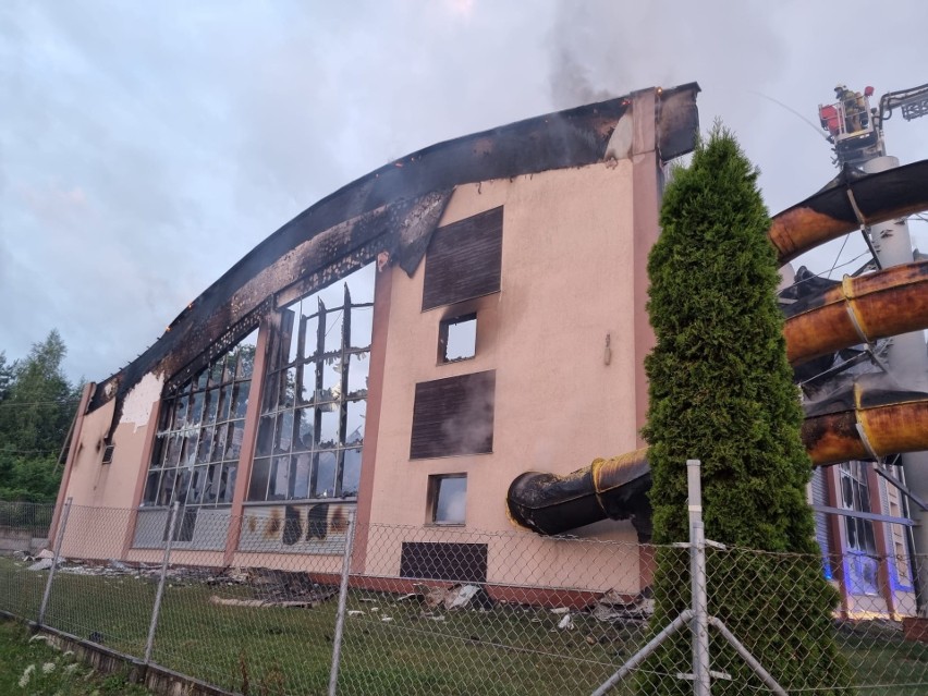 Pożar hali basenu w Sędziszowie. W akcji 20 zastępów straży pożarnej. Zobacz zdjęcia