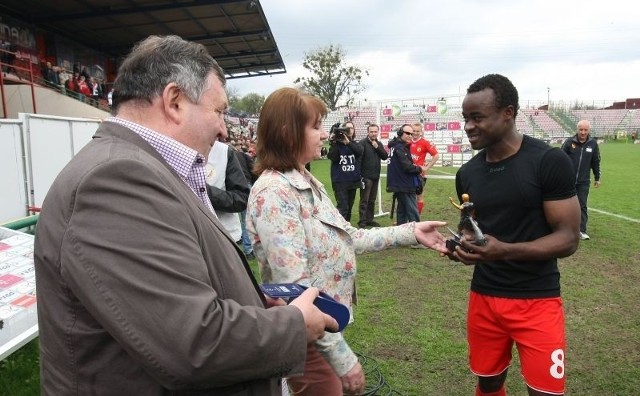 Princewill Okachi odbiera nagrodę z rąk Moniki Smolarek. Obok Witold Skrzydlewski