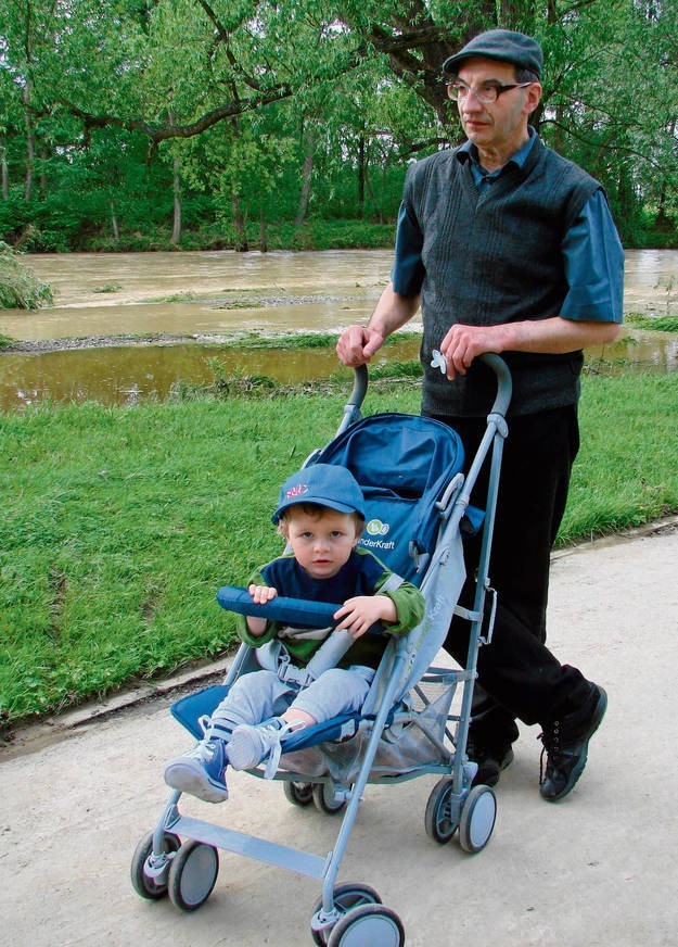 Andrzej Daczyński, dziadek 2-letniego Maksa, wczoraj z wnukiem spacerował nad Sołą, gdzie było jeszcze widać wodne zastoiska