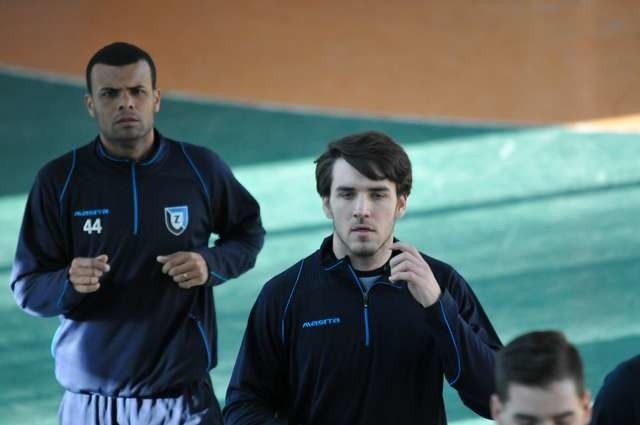 Brazylijczyk Samuel de Araujo Miranda (z lewej) na pierwszym treningu w nowym roku.