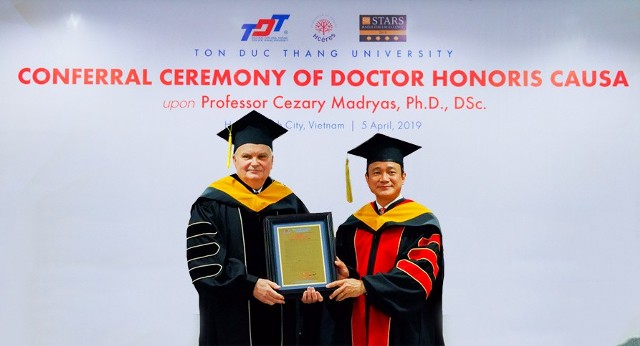 Ceremonia wręczenia tytułu doktora honoris causa Uniwersytetu w Ho Chi Minh.