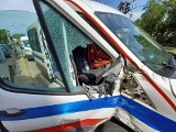 Wrocław: Wypadek karetki i busa wiozącego leki