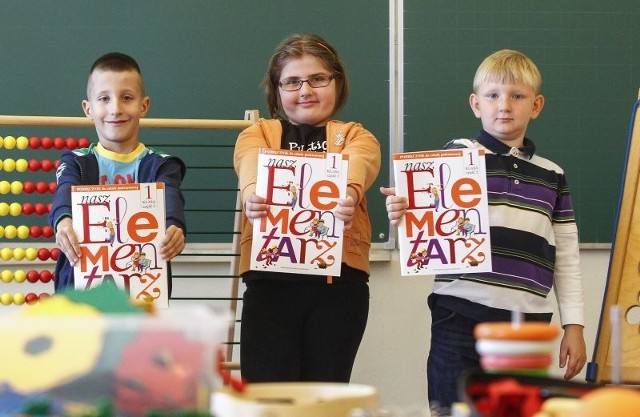 Tak wygląda nowy elementarz. Nz od lewej: Kuba Kargol, Oliwia Skowrońska i Philip Rudolf z 1b z rzeszowskiej SP nr 1.