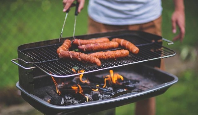 Ruszył sezon grillowy! Koniec kwietnia z upalną pogodą i dni wolne bez pracy podczas majówki zachęcają do spędzenia czasu na świeżym powietrzu. Ulubionym sportem Polaków w majówkę jest grillowanie! Sprawdźcie, jak grillować, żeby nie przeszkadzać innym i nie przynieść sobie wstydu.Zobaczcie kolejne fatalne zachowania, posługując się klawiszami strzałek na klawiaturze, myszką lub gestami.