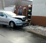 Wypadek w Gąsiorowicach w powiecie strzeleckim. Skoda uderzyła w dom jednorodzinny