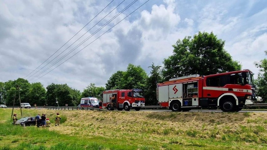 Groźny wypadek na drodze wojewódzkiej w gminie Miechów. Auto wypadło daleko poza pas jezdni. Są osoby poszkodowane