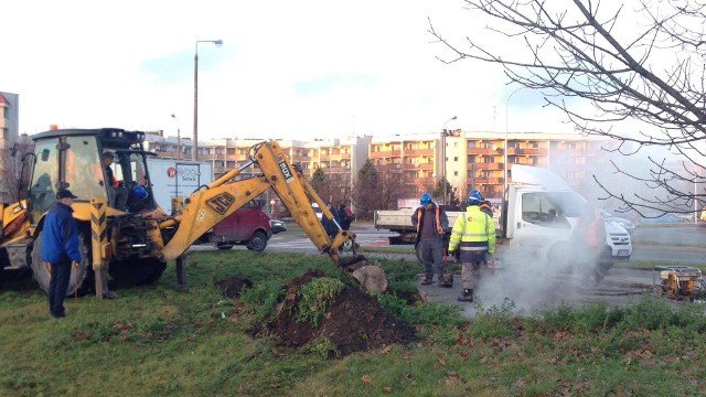 Trwa usuwanie awarii sieci ciepłowniczej przy ulicy Okulickiego w Opolu.