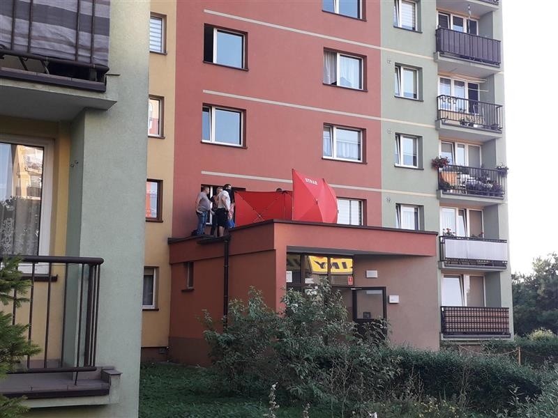 Dąbrowa Górnicza: Młody mężczyzna wypadł z okna na 10. piętrze na ul. Tysiąclecia