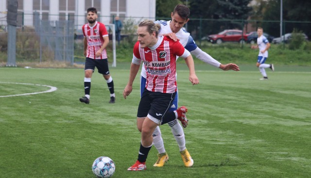 W niedzielnym meczu czwartej ligi, Zamłynie ZA Kombud S.A Radom przegrało z Wilgą Garwolin. Zamłynie Radom - Wilga Garwolin 1:4 (1:1)Bramki: 1:0 Piotr Pacyna 4; 1:1 Piotr Talar 45, 1:2 Paweł 65, 1:3 Sebastian Grzegorczyk 89; 1:4 Pyra 89Zamłynie: Prasek (57 Pajączek) - Szary, Sobolewski, Łyko, Kapusta, Szubiński, Jopek, Bawor, Oparcik (60 Chudziński), Pacyna (70 Królikowski), Skowroński (57 Nowosielski) Zamłynie szybko objęło prowadzenie, a potem długi i szczęśliwie się broniło. Goście wyrównali tuż przed przerwą. W 75 minucie Dominik Łyko dostał czerwoną kartkę, gospodarze grali w osłabieniu, a chwilę później Wilga nie wykorzystała rzutu karnego. W końcówce przyjezdni zdobyli jeszcze dwie bramki.ZOBACZ ZDJĘCIA Z MECZU ===>>>