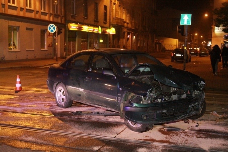 Groźny wypadek w centrum Łodzi! Trzy osoby uwięzione [zdjęcia]
