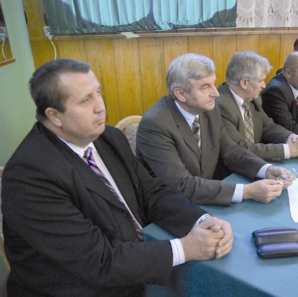 Wczoraj wicemarszałek Jan Kamiński i członek zarządu Mikołaj Janowski ( z lewej) zamiast pracować, agitowali