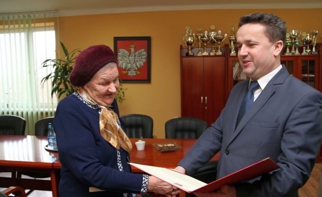 Pani Helena Chojna została uhonorowana Srebrnym Medalem “Za zasługi dla obronności kraju”. 