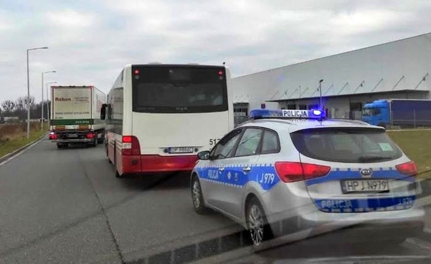 Niebezpiecznie hamowanie autobusu miejskiego MZK Opole na...