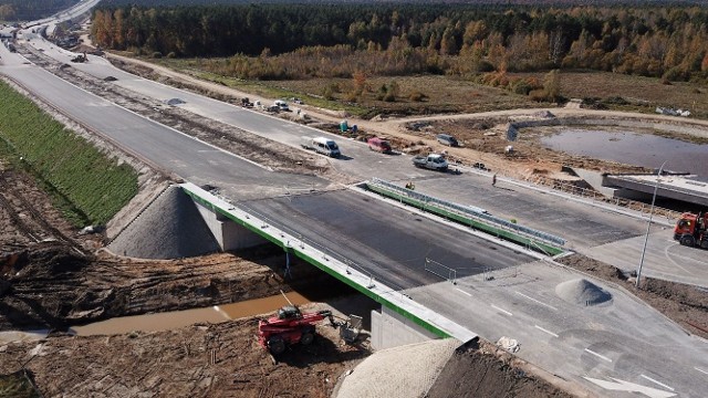 Wszystko wskazuje na to, że jeszcze w tym roku nowa trasa ekspresowa S7 ze Skarżyska-Kamiennej do granicy wojew&oacute;dztw świętokrzyskiego i mazowieckiego będzie przejezdna. W czwartek 17 października sprawdziliśmy jak wygląda stan prac - są już na finiszu. ZOBACZ NA KOLEJNYCH SLAJDACH&gt;&gt;&gt;Planowany czas zakończenia budowy to maj 2020 roku, ale wykonawca inwestycji, sp&oacute;łka Budimex, zapowiedziała, że przy sprzyjających warunkach pogodowych postara się zapewnić przejezdność ciągu gł&oacute;wnego do końca bieżącego roku. Dzięki temu całą trasą z Kielc do Warszawy pokonamy dwupasm&oacute;wką a czas podr&oacute;ży skr&oacute;ci się nawet do p&oacute;łtorej godziny.Na kolejnych zdjęciach zobaczcie, jak wygląda z lotu ptaka trasa jadąc od Kielc w kierunku Radomia &gt;&gt;&gt;&lt;script async defer class=&quot;XlinkEmbedScript&quot; data-width=&quot;640&quot; data-height=&quot;360&quot; data-url=&quot;//get.x-link.pl/941d2f92-ac03-c911-cbf4-cc61b6f7de17,3a993c4b-5377-b073-8fcb-b618a7ebed9e,embed.html&quot; type=&quot;application/javascript&quot; src=&quot;//prodxnews1blob.blob.core.windows.net/cdn/js/xlink-i.js?v1&quot;&gt;&lt;/script&gt;