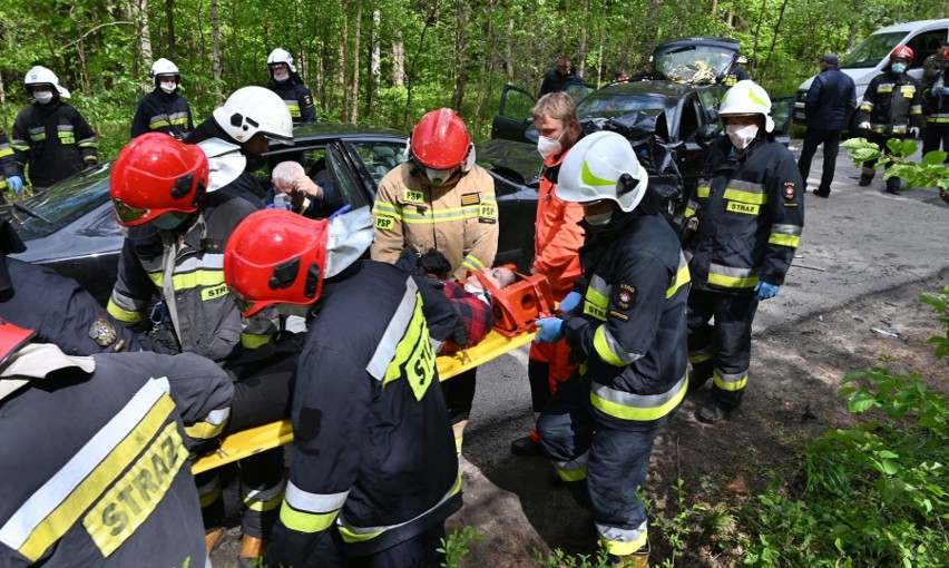 Czołowe zderzenie w gminie Daleszyce. W akcji żołnierze i śmigłowiec [WIDEO, ZDJĘCIA]