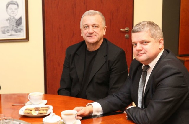 Prezydent Tarnobrzega Norbert Mastalerz (z prawej) spotkał się w piątkowe południe z trenerem Dariuszem Szczubiałem. 