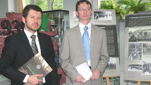 Mariusz Musiał (z lewej) i Adrian Szczerba pełnili honory gospodarzy uroczystego otwarcia wystawy "Ruch ludowy na Kielecczyźnie w latach 1939-1947" w Busku-Zdroju.