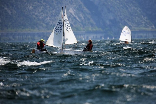 Żeglarskie zmagania zawodniczek z Podkarpacia podczas 35 Lake Garda Meeting Optimist Class