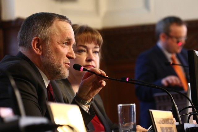 -  Prezydent Lech Kaczyński był bardzo silnie związany z Solidarnością, więc to bardzo dobre miejsce, aby mu oddać hołd. To lepsze nierozwiązanie niż na nowo  uzasadniać  sensowność ulicy Jedności Narodowej  - przekonuje radny Bobrowski.