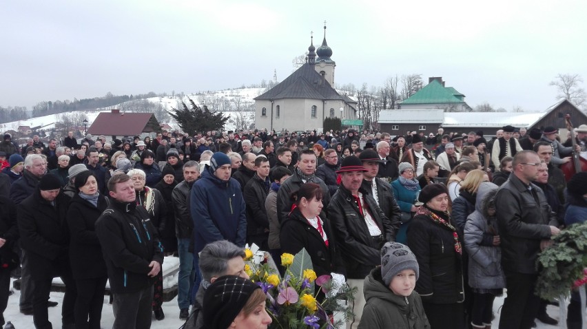 Tłumy na pogrzebie Henryka Kukuczki, bacy ze Stecówki