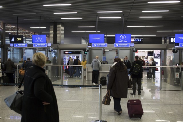 Opublikowany w poniedziałek po południu projekt rozporządzenia przewiduje zakaz lądowania w Polsce samolotów z lotnisk położonych na terytorium Wielkiej Brytanii i Irlandii Północnej do 6 stycznia 2021 roku.