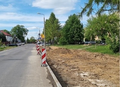 Budowa chodnika i miejsc postojowych przy ulicy Wschodniej w Szydłowcu.