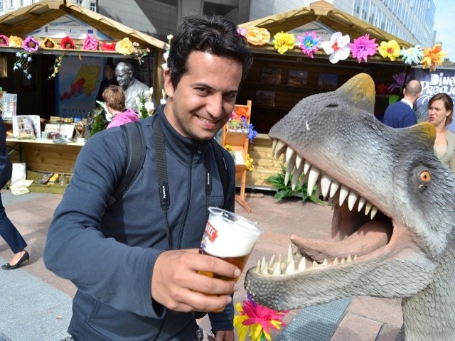 Dinozaury tak bardzo przypadły Otauio do gustu, że postanowił się podzielić z nimi piwem. Skądinąd polskim piwem.