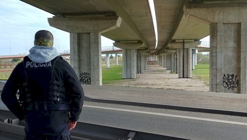 Zniszczona karetka, pomazane sprejem i markerami elewacje. Gdańscy policjanci zatrzymali kilku sprawców. Grozi im więzienie [ZDJĘCIA]