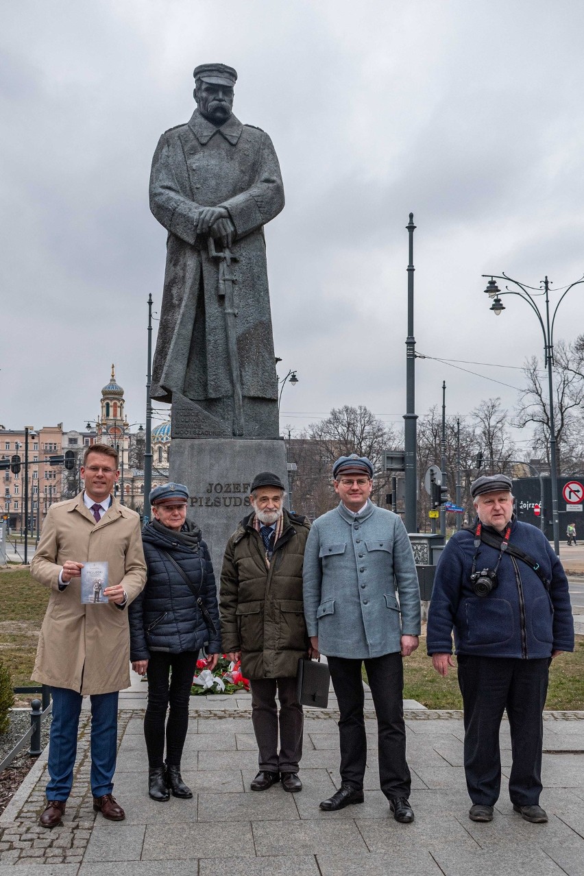 Tradycyjne imieniny Marszałka Józefa Piłsudskiego świętowano w Łodzi. Kwiaty przed pomnikiem i wykład. Zobaczcie zdjęcia 