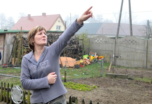 - Proszę popatrzeć, w okienku dachowym nie ma szyby, gdy pada deszcz, woda leje się na strych - pokazuje Magdalena Miłosz.