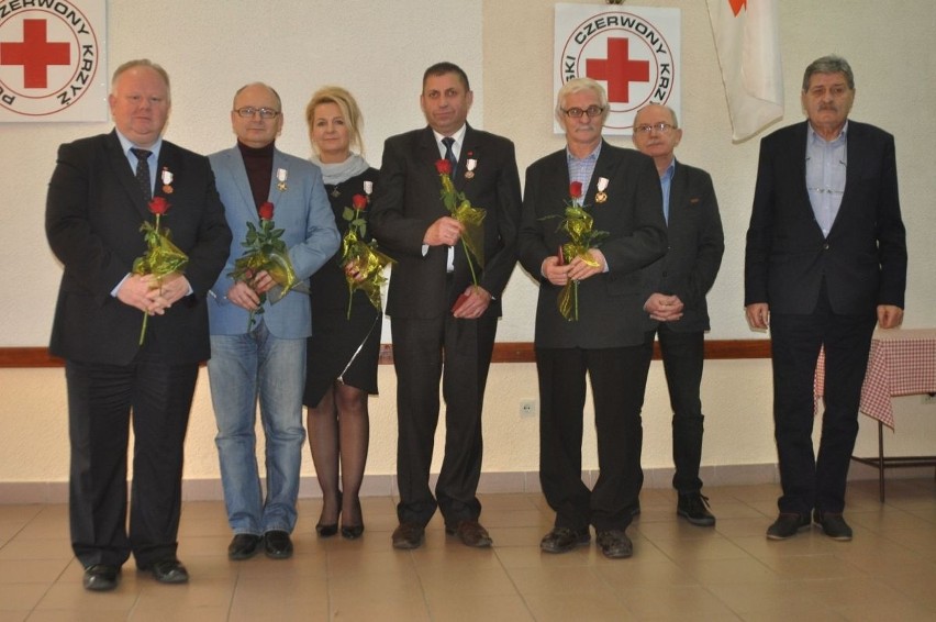 Odznaki honorowe Polskiego Czerwonego Krzyża otrzymali:...