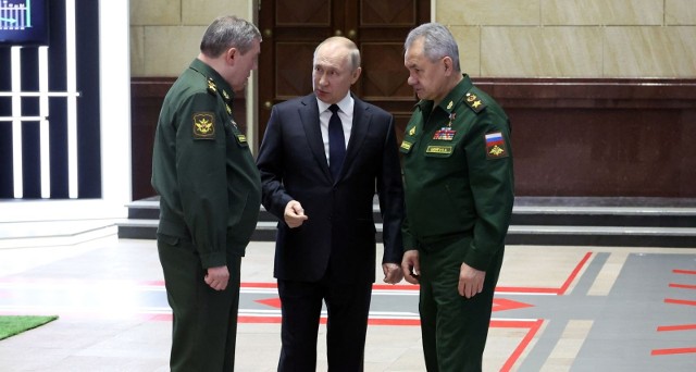 Prezydent Rosji Władimir Putin, minister obrony Siergiej Szojgu (P) i szef rosyjskiego Sztabu Generalnego Walerij Gierasimow (L)