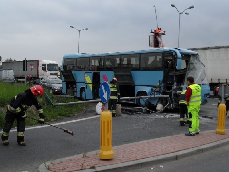 Korek na DK1 w Pszczynie. Autobus uderzył w słup [ZDJĘCIA]