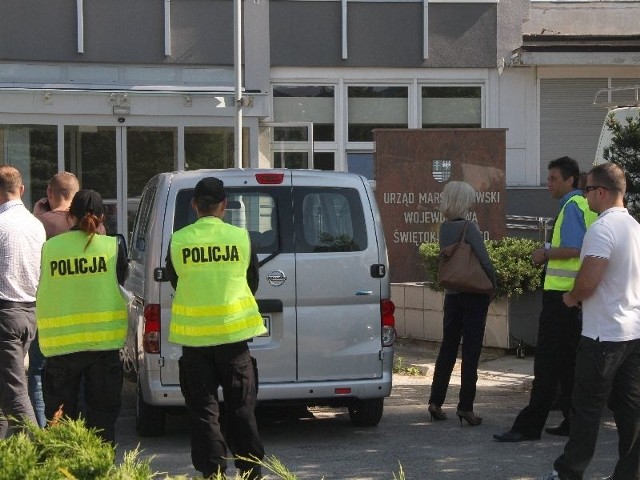 Pracownicy Urzędu Marszałkowskiego zostali ewakuowani ze swoich biur po tym, jak ktoś wysłał informację o tym, że w urzędzie może znajdować się ładunek wybuchowy. Policjanci nie znaleźli rzekomej bomby.