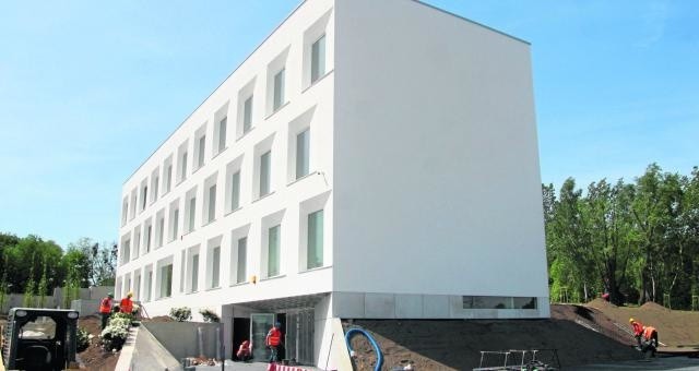 Pierwsi najemcy już prowadzą firmy w Regionalnym Centrum Biznesu w OpoluNa najniższym poziomie jest recepcja, archiwa i pomieszczenia gospodarcze na kolejnych sale konferencyjne i pomieszczenia biurowe pod wynajem.
