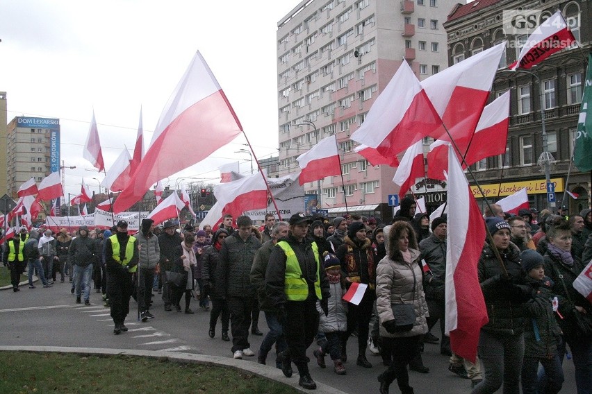 VII Szczeciński Marsz Niepodległości. Apel pamięci, odśpiewanie hymnu i przejście ulicami miasta