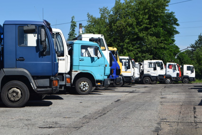 Kierowcy stoją w długich kolejkach po ekogroszek przed...