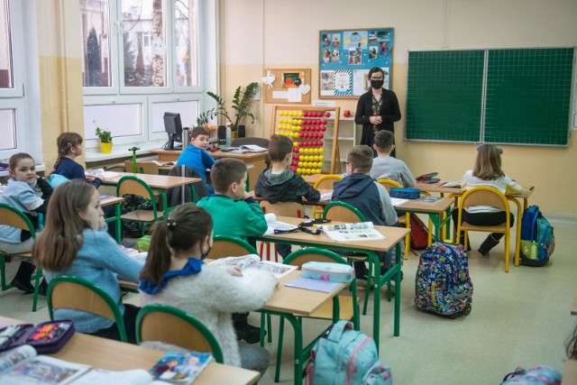 Dzieci z kolejnych klas mają powrócić do nauki stacjonarnej